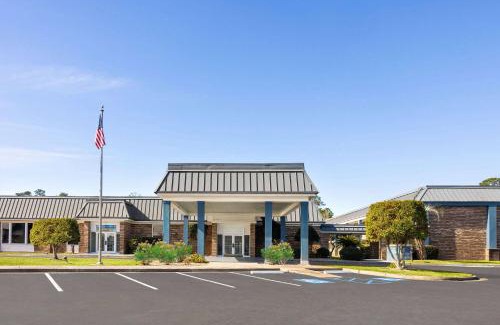 Hinesville Hotel | Days Inn by Wyndham Hinesville Near Fort Stewart, Newly Renovated, Free Hot Breakfast, Restaurant and Bar