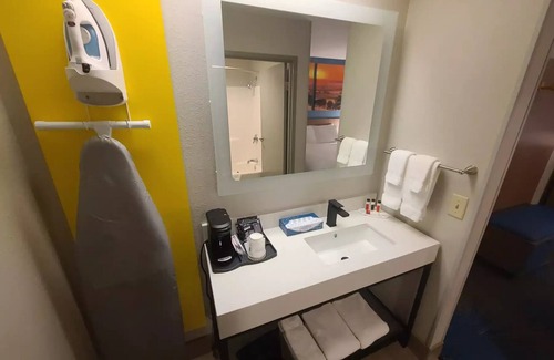 Watertown Hotel | Days Inn by Wyndham Johnson Creek