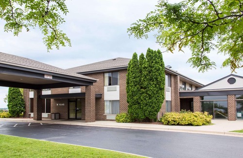 Watertown Hotel | Days Inn by Wyndham Johnson Creek