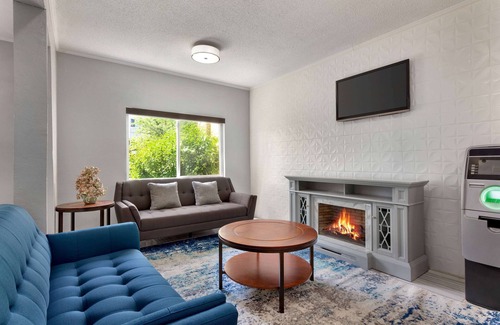 Tarrytown Hotel | Days Inn by Wyndham Kansas City International Airport
