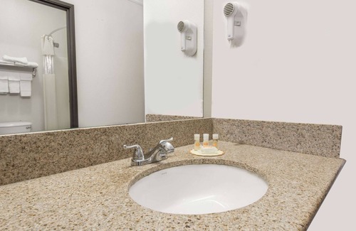 Tarrytown Hotel | Days Inn by Wyndham Kansas City International Airport
