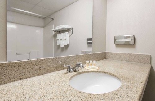 Tarrytown Hotel | Days Inn by Wyndham Kansas City International Airport