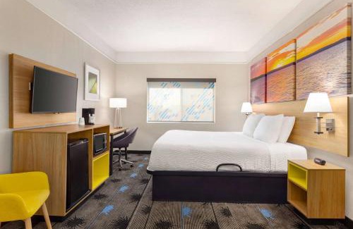 Waldron Hotel | Days Inn by Wyndham Kansas City International Airport