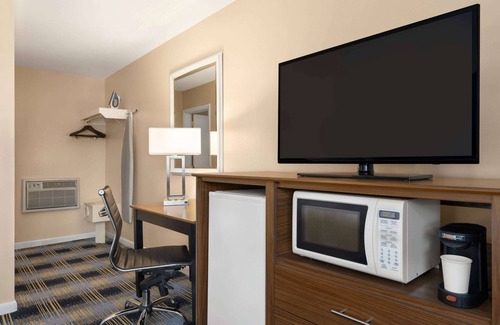 Middletown Hotel | Days Inn by Wyndham Middletown/Newport Area