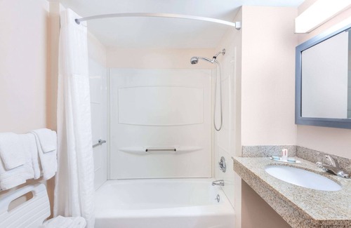 Middletown Hotel | Days Inn by Wyndham Middletown/Newport Area