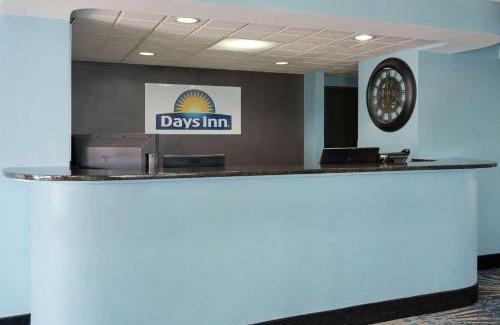 Neenah Hotel | Days Inn by Wyndham Neenah
