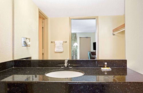 Orlando Hotel | Days Inn by Wyndham Orlando Airport Florida Mall