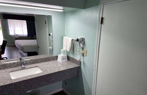 Pratt Hotel | Days Inn by Wyndham Pratt