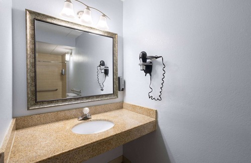 West Glens Falls Hotel | Days Inn by Wyndham Queensbury/Lake George