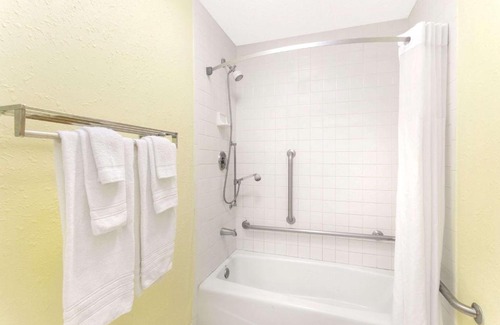 Garden City Hotel | Days Inn by Wyndham Savannah Airport