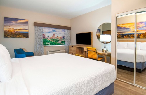 Hollywood Park Hotel | Days Inn by Wyndham Suites San Antonio North/Stone Oak