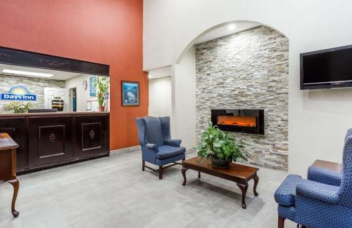 Hendersonville Hotel | Days Inn by Wyndham Hendersonville