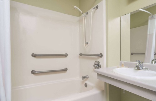 Eau Claire Hotel | Days Inn by Wyndham West-Eau Claire
