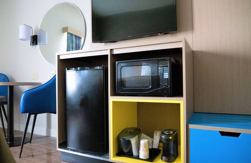 Port Wentworth Hotel | Days Inn & Suites by Wyndham Savannah North I-95