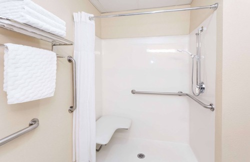 Port Wentworth Hotel | Days Inn & Suites by Wyndham Savannah North I-95