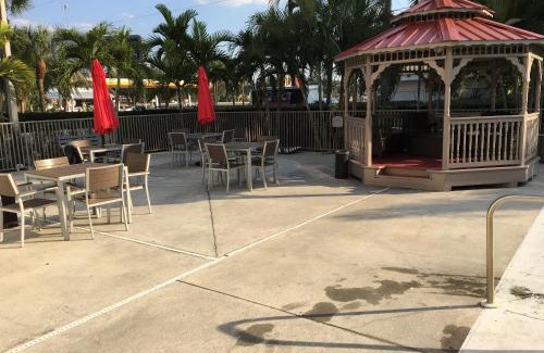 Bonita Springs Hotel | Days Inn & Suites by Wyndham Bonita Springs North Naples