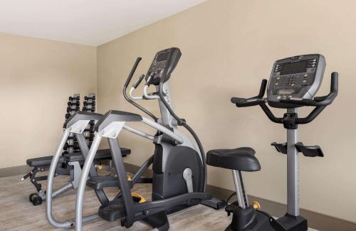 Bowling Green Hotel | Days Inn & Suites by Wyndham Bowling Green