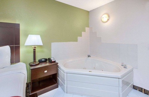 Madison Heights Hotel | Days Inn & Suites by Wyndham Madison Heights MI