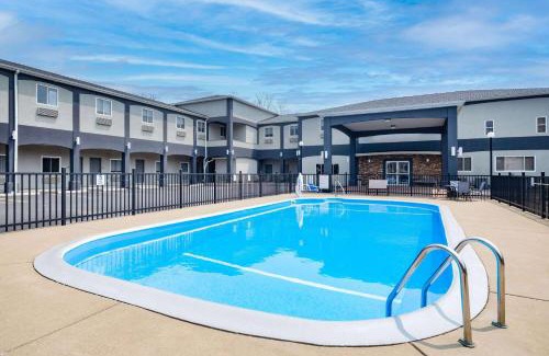 Niagara Falls Hotel | Days Inn & Suites by Wyndham Niagara Falls/Buffalo