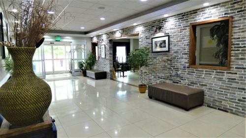 Port Wentworth Hotel | Days Inn & Suites by Wyndham Savannah North I-95