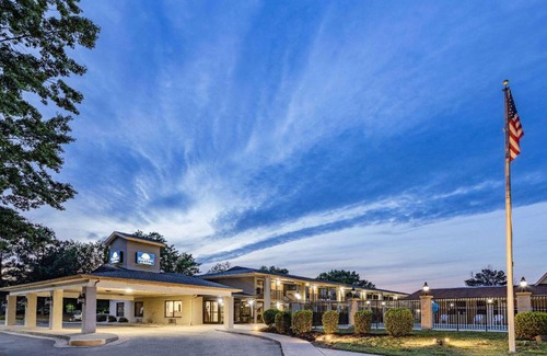 Williamsburg Hotel | Days Inn & Suites by Wyndham Colonial