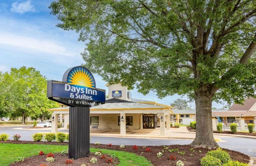 Williamsburg Hotel | Days Inn & Suites by Wyndham Colonial