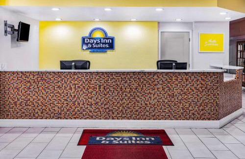 Williamsburg Hotel | Days Inn & Suites by Wyndham Colonial
