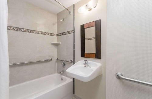 Fort Pierce Hotel | Days Inn & Suites by Wyndham Fort Pierce I-95
