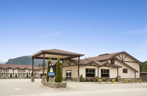 Revelstoke Hotel | Days Inn & Suites by Wyndham Revelstoke