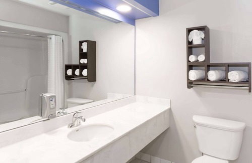 Biggar Hotel | Days Inn & Suites by Wyndham Fort Myers Near JetBlue Park