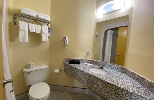 Grovetown Hotel | Days Inn & Suites by Wyndham Augusta Near Fort Eisenhower