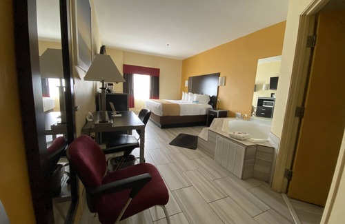 Grovetown Hotel | Days Inn & Suites by Wyndham Augusta Near Fort Eisenhower