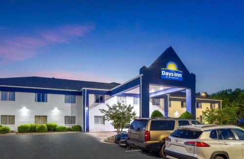 Siler City Hotel | Days Inn & Suites by Wyndham Siler City
