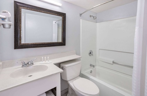 Williamsburg Hotel | Days Inn & Suites by Wyndham Williamsburg Colonial