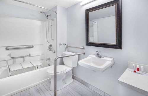Williamsburg Hotel | Days Inn & Suites by Wyndham Williamsburg Colonial