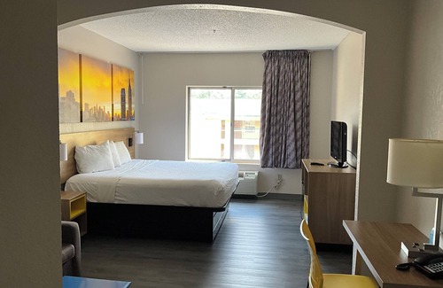 Colonie Hotel | Days Inn & Suites by Wyndham Albany