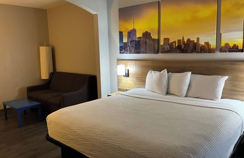 Colonie Hotel | Days Inn & Suites by Wyndham Albany