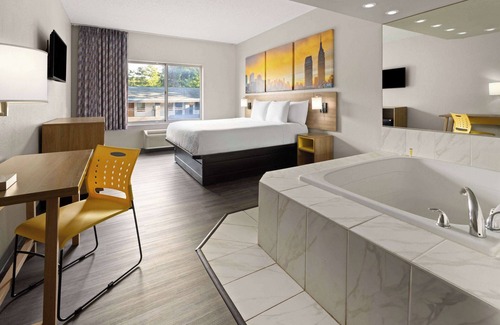 Colonie Hotel | Days Inn & Suites by Wyndham Albany