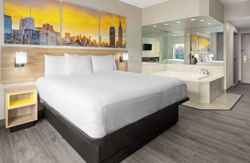 Colonie Hotel | Days Inn & Suites by Wyndham Albany