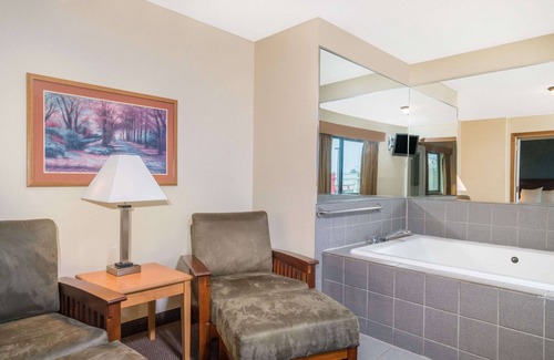 Brainerd Hotel | Days Inn & Suites by Wyndham Baxter Brainerd Area