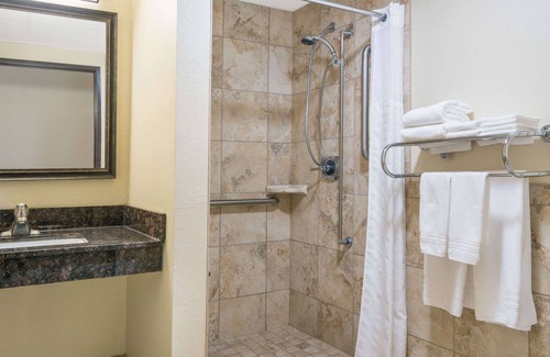 Brainerd Hotel | Days Inn & Suites by Wyndham Baxter Brainerd Area