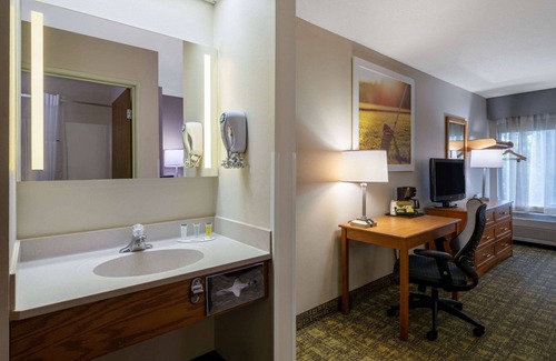 Monona Hotel | Days Inn & Suites by Wyndham Madison