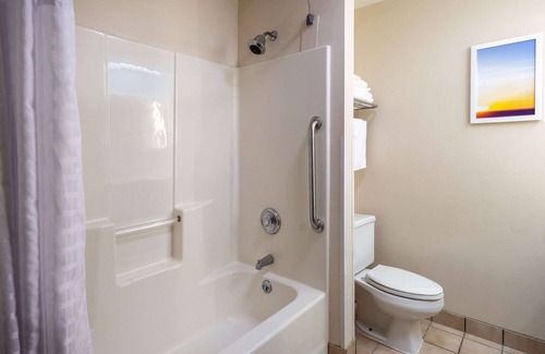 Monona Hotel | Days Inn & Suites by Wyndham Madison
