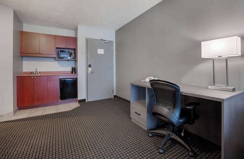 Moncton Hotel | Days Inn & Suites by Wyndham Moncton