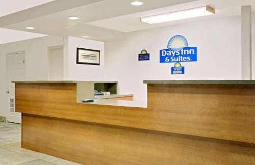 Needles Hotel | Days Inn & Suites by Wyndham Needles