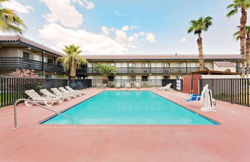 Needles Hotel | Days Inn & Suites by Wyndham Needles