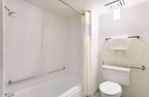 Needles Hotel | Days Inn & Suites by Wyndham Needles