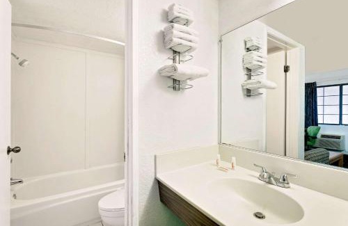 Needles Hotel | Days Inn & Suites by Wyndham Needles