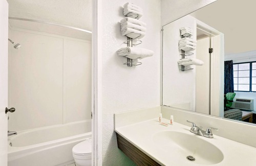 Needles Hotel | Days Inn & Suites by Wyndham Needles