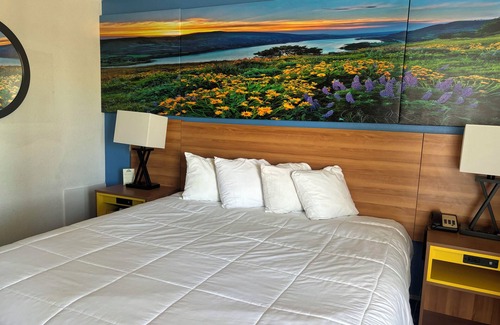 Needles Hotel | Days Inn & Suites by Wyndham Needles